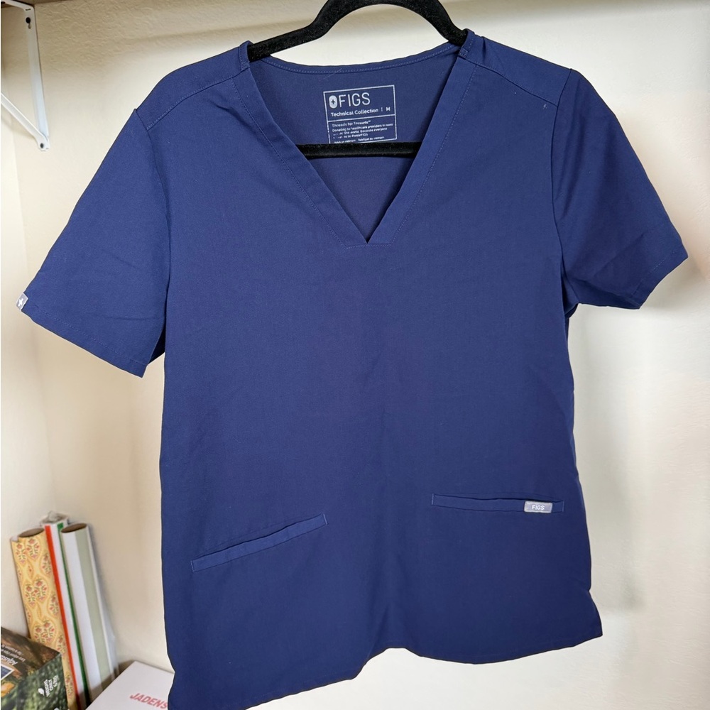 Figs women’s Navy Short Sleeve V-Neck scrub top